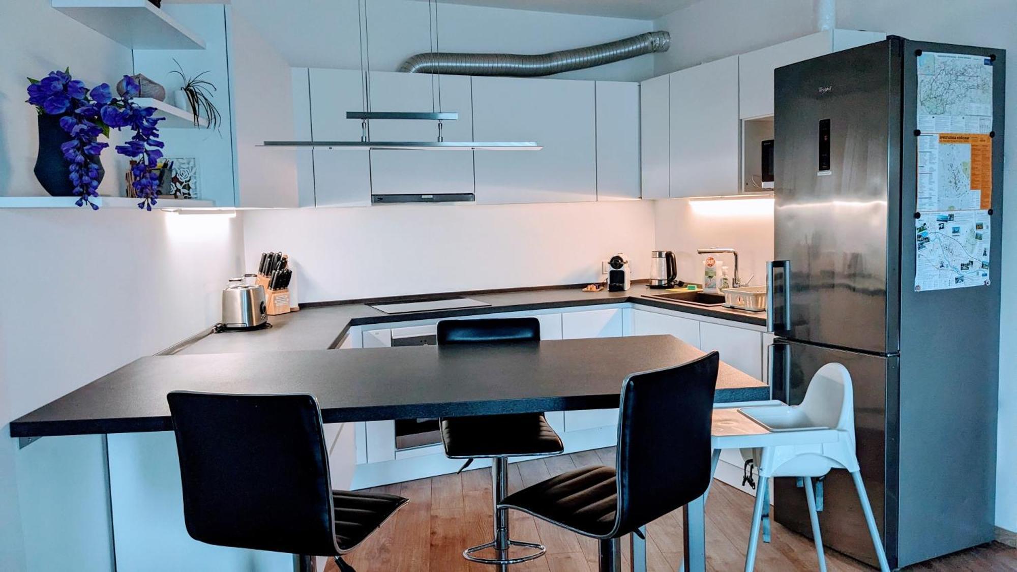 E2 Luxury Oldtown Apt - 2X Parking, Foodstore, Pcscreen, Netflix, Unlimited Music, Crib, Babychair, Fastwifi, Aircon Kosice Ngoại thất bức ảnh